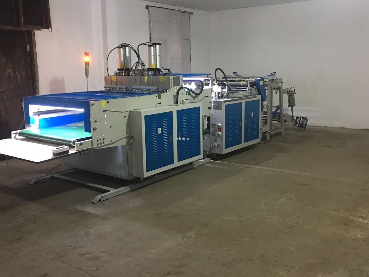 超高速制袋機 超市購物袋制袋機一、特點：本機以HDPE、LDPE筒膜為原料，是制作超市袋、背心袋、馬甲袋、市場袋的理想設備，本機具有節(jié)省人工、降低成本、一次成型、故障率低、產量高等特點，良好性能的色標跟蹤儀，使封切長度更準確，誤差更小。采用先進的電腦，長度調整方便，精確。
