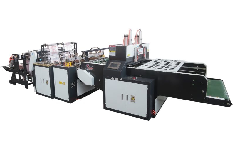 超高速制袋機 超市購物袋制袋機一、特點：本機以HDPE、LDPE筒膜為原料，是制作超市袋、背心袋、馬甲袋、市場袋的理想設備，本機具有節(jié)省人工、降低成本、一次成型、故障率低、產量高等特點，良好性能的色標跟蹤儀，使封切長度更準確，誤差更小。采用先進的電腦，長度調整方便，精確。